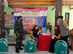 Babinsa Koramil 0816/03 Buduran Dampingi Vaksinasi masal di wilayahnya