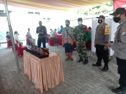 Danramil 0816/07 Krembung Hadiri Kegiatan Vaksinasi Covid 19 Di Pura Margo Wening Kec. Krembung.