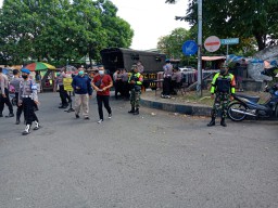 Babinsa koramil 0816/04 porong ikut berperan dalam menerapkan protokol kesehatan diwilayah sidoarjo