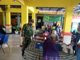 Babinsa Koramil 0816/05 Tulangan Melaksanakan Pengamanan Pelaksanaan Vaksinasi Covid-19