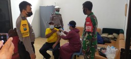 Babinsa Koramil 0816/10 Balongbendo Dampingi Vaksin Tahap 2