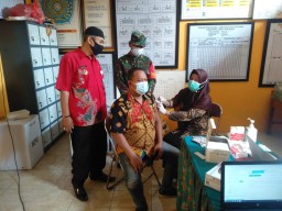 Babinsa Kodim 0816/05 Tulangan kawal Vaksinasi Covid-19 Dosis II Astra Zeneka