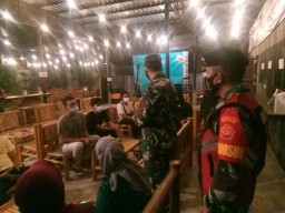 Dandim 0816/Sidoarjo Tertibkan Pengelola Cafe di Kawasan Bundaran Aloha