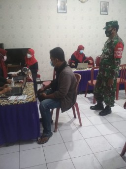 Ramil 0816/07 Krembung Ikuti Kegiatan Vaksin Bersama di Polsek Krembung