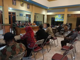 BABINSA SERTU SENTOT MENGHADIRI RAPAT PPKM MIKRO DI BALAI DESA SINGOPADU KECAMATAN TULANGAN-SIDOARJO