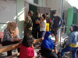 Babinsa Ramil 0816/07 Krembung Ikuti Kegiatan Vaksin Bersama di Puskesmas Krembung.