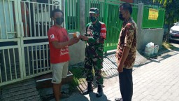 BABINSA 0816/03 BUDURAN MEMBAGIKAN PAKET OBAT KEPADA MASYARAKAT YANG MELAKSANAKAN ISOMAN