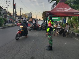 ANGGOTA KORAMIL 0816/03 BUDURAN MELAKSANAKAN KEGIATAN POS PAM SEKAT PPKM LEVEL 4