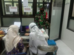 Babinsa koramil 0816/04 porong serda mohtar melasanakan patroli di trmpat isoman puskesmas porong