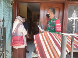 BABINSA SAWOHAN MELAKSANAKAN KEGIATAN TRACING PADA WARGA