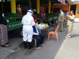 Babinsa Koramil 0816/05 Terjun Langsung Bersama Bidan Desa Dan Tim Kesehatan Laksanakan Tracing di desa kepunten