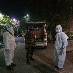 Gerak Cepat Babinsa Ramil 0816/05 Evakuasi Pasien Isoman ke Tempat Isoter