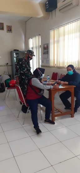 BERSAMA 3 PILAR, BABINSA BUNGURASIH MEMINDAHKAN WARGA YANG ISOMAN KE ISOTER DELTA MAYANG KAB. SIDOARJO