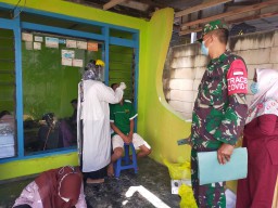 Koramil 0816/07 Krembung Serda Budiono laksanakan Kegiatan Tracing di Desa Kedung Sumur