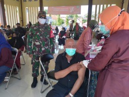 BABINSA KORAMIL 0816/05-KAWAL KEGIATAN VAKSINASI KEPADA 400 WARGA BINAAN TERITORIALNYA