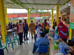 DANRAMIL 0816/03 BUDURAN BESERTA BABINSA PAGERWOJO MEMANTAU KEGIATAN VAKSINASI