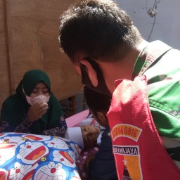 BABINSA SERTU JOKO DWI DIDAMPINGI BOCAH PESERTA KHITAN MASSAL AGAR LEBIH PERCAYA DIR