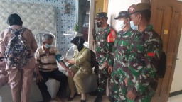 DANRAMIL 0816/03 BUDURAN BESERTA BABINSA MENDAMPINGI TIM NAKES DKT VAKSIN DOOR TO DOOR KEPADA PARA LANSIA
