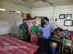 Kepala Desa Sidorejo didampingi Babinsa Salurkan Bantuan kepada panti jompo di Desa Sidorejo Kecamatan Krian.