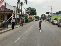 Koramil 0816/07 Krembung Bersama Polsek dan Satpol PP melaksanakan Operasi Yustisi