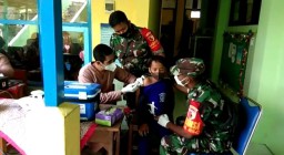 ANGGOTA KORAMIL 0816/03 BUDURAN MELAKSANAKAN PENDAMPINGAN VAKSINASI KEPADA SISWA SD