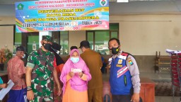 Babinsa Koramil 0816/08 Jabon, Dampingi Pendistribusian Bantuan Langsung Tunai.
