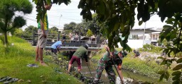 BERSAMA WARGA, BABINSA PEPELEGI KORAMIL 0816/16 WARU MELAKSANAKAN KERJA BHAKTI PEMBERSIHAN SUNGAI GEMPOL YANG MELINTAS DI DESA PEPELEGI KEC. WARU