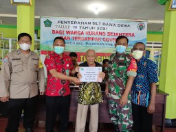 Serma Sukardi Dampingi Pembagian BLT DD, Babinsa Koramil 0816/05 Tulangan Pastikan Warganya Merasa Aman