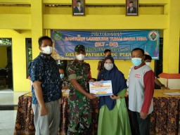 Pemdes Kepatihan Bersama Babinsa dan Bhabinkamtibmas Bagikan BLT-DD Tahap XII Tahun 2021