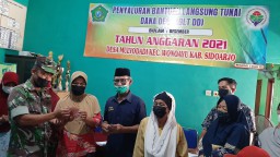 Babinsa Koramil 0816/13 Wonoayu Bersama Perangkat Desa Mulyodadi Bagikan BLT-DD