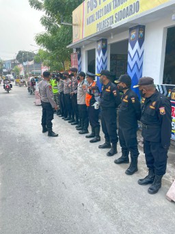 Anggota Ramil0816/07 Krembung Laksanakan Pam Nataru di Pos Pantau Krian