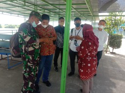 Babinsa Jabon Bersama Linmas Tetap Laksanakan Pengamanan Di Wisata Bahari Tlocor.