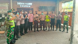 BABINSA KORAMIL 0816/01 KOTA SIDOARJO MELAKSANAKAN PENGAMAN GEREJA DI PERAYAAN IBADAH NATAL DI WILAYAH KECAMATAN SIDOARJO