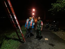 Personil Jabon Bantu Warga Dalam Musibah Angin Kencang