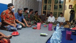 Babinsa Koramil 0816/05 Tulangan Pelda Marjuki Beserta Rekan-Rekan Sesama Anggota Ikuti Acara Yasin, Tahlil, dan Doa