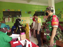 Peltu Lukman Nurhakim Babinsa Koramil 0816/05 Tulangan Pantau Vaksin Usia 6 Sampai 11 Tahun