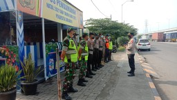 Personel Jabon Bersama Dinas Terkait Laksanakan Posko PAM Nataru Di Alteri Porong.