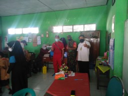 Anggota Koramil 05 Tulangan Dampingi Tim Nakes PKM Kepadangan Dalam Kegiatan Vaksinasi Di SDN 1 &amp; SDN 2 Janti