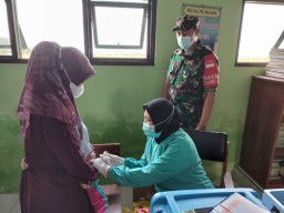 Babinsa Serta Puskesmas Jabon Laksanakan Vaksin Covid Usia 6-11 Tahun Di SDN TROMPOASRI 02.