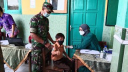 Babinsa Koramil 0816/13 Wonoayu Mendampingi Percepat Vaksinasi Covid-19 Anak Usia 6-11 Tahun