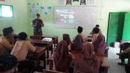 BABINSA SOSIALISASIKAN PENERIMAAN TNI AD KHUSUS SANTRI BERTEMPAT DI PONPES DARUN NAJAH MA DARUN NAJAH DESA KAJEKSAN KECAMATAN TULANGAN  