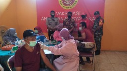 Babinsa Kebaron Koramil 0816/05 Tulangan Kembali Melaksanakan Pendampingan Vaksinasi Covid-19
