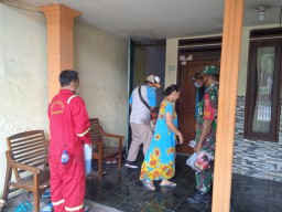 Babinsa Desa Rejeni melaksanakan giat pendampingan Penyemprotan Fogging