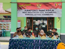 Danramil 0816/07 Krembung Hadiri Lomba Kampung Pancasila Di Desa Wonomlati.