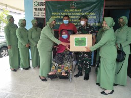 Ketua Persit Kartika Chandra Kirana Cabang XLIII Kodim 0816/Sidoarjo Melaksanakan Anjangsana kepada Anggota Persit yang Sakit