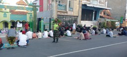 Babinsa Koramil 0816/06 Tanggulangin Ikut Pantau Dan Amankan Sholat Idul Fitri 1 Syawal 1443 H