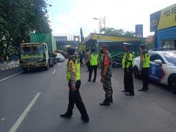 Petugas Gabungan TNI-POLRI Perketat Penyekatan Lalin Perdagangan Hewan Ternak di Kabupaten Sidoarjo