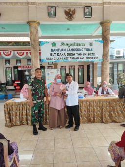 Babinsa Koramil 14/Taman mendampingi kegiatan penyaluran BLT DD di Desa Gilang
