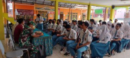 Babinsa Koramil 0816/05 Dampingi Kegiatan Projek Siswa Siswi SMAN 4 Sidoarjo Didesa Binaan