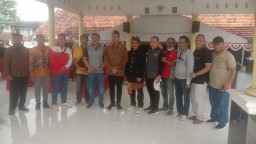 Kapten Inf Moh. Said Bersama Babinsa Serta Kapolsek Menghadiri Jalan Sehat HUT RI ke 77 di Wilayah Teritorial